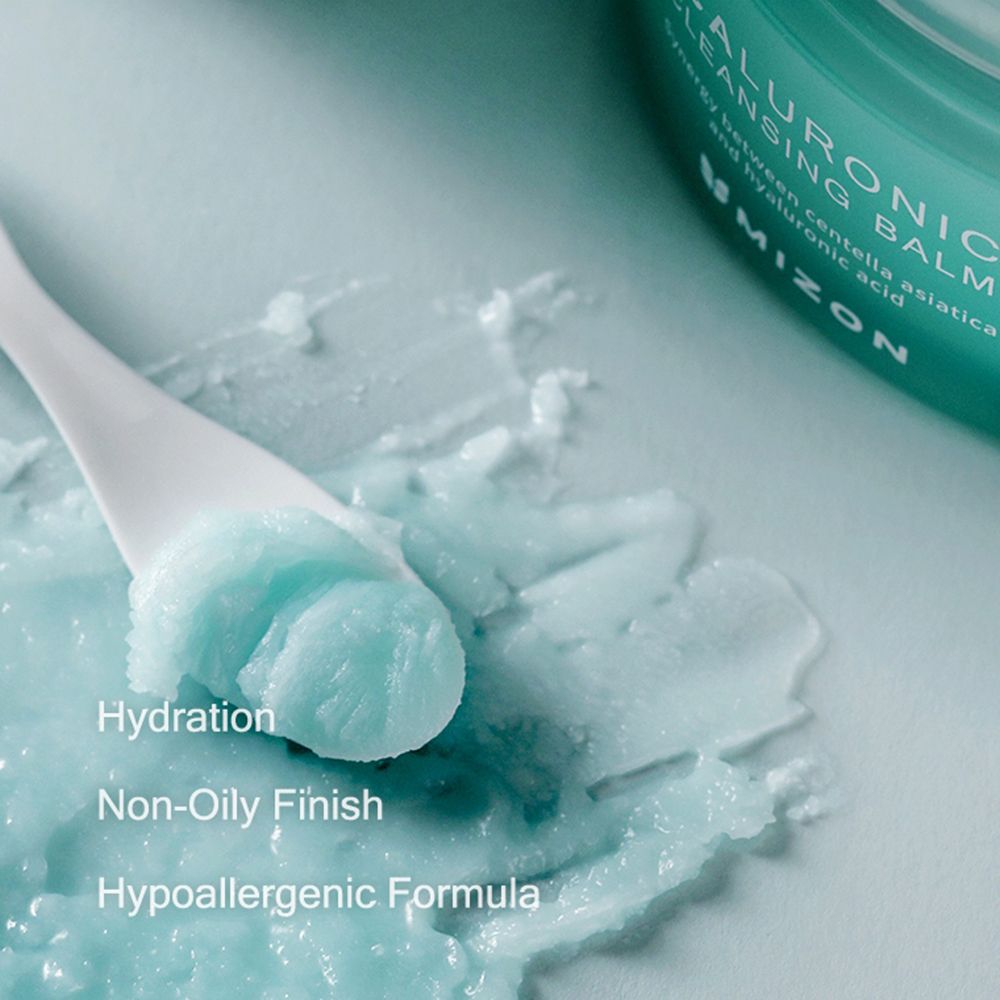 Product op een oppervlak met een spatel. Opschrift: CICALURONIC CLEANSING BALM. Merk: Mizon. Tekst: Hydration, Non-Oily Finish.