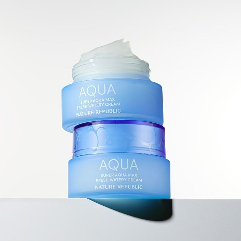 Trois pots bleu clair empilés. Inscription: AQUA, SUPER AQUA MAX FRESH WATERY CREAM, NATURE REPUBLIC.