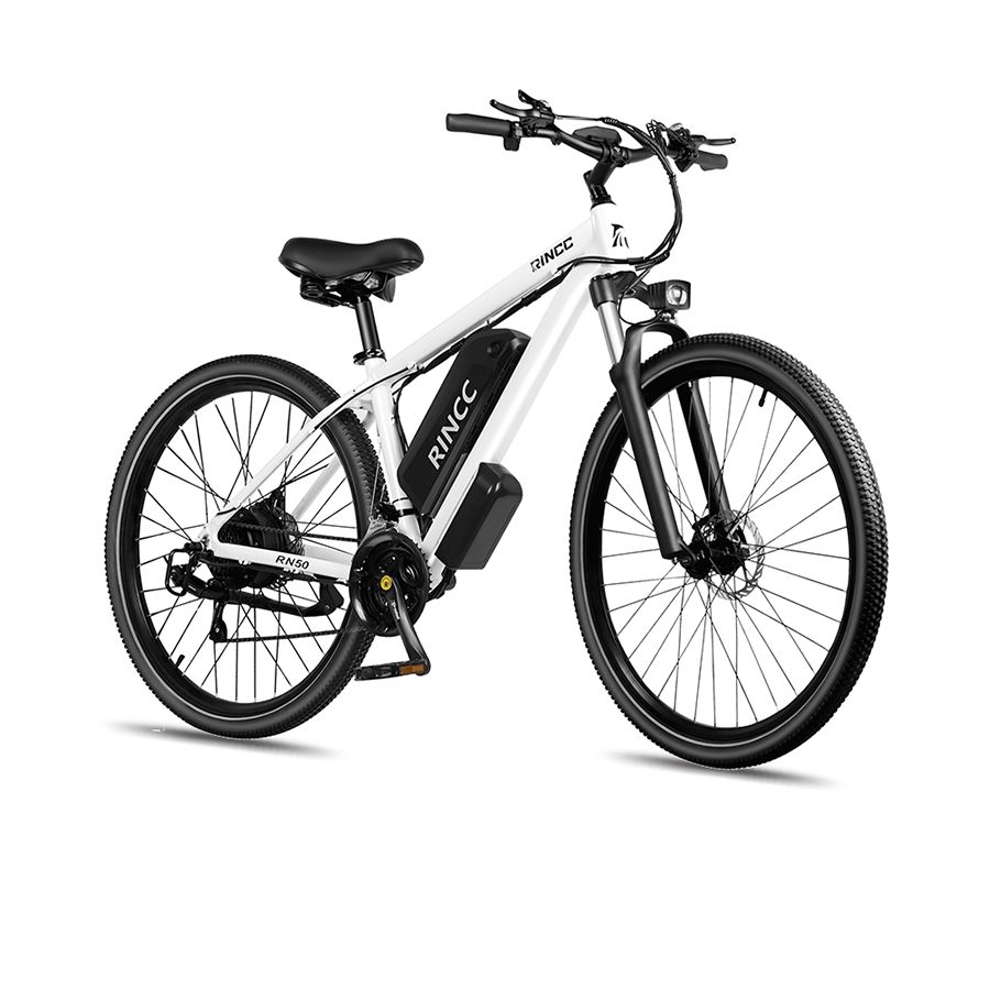 Witte elektrische mountainbike met zwarte banden en accu. Merk Rincc, model RN50. Zwart zadel en stuur.