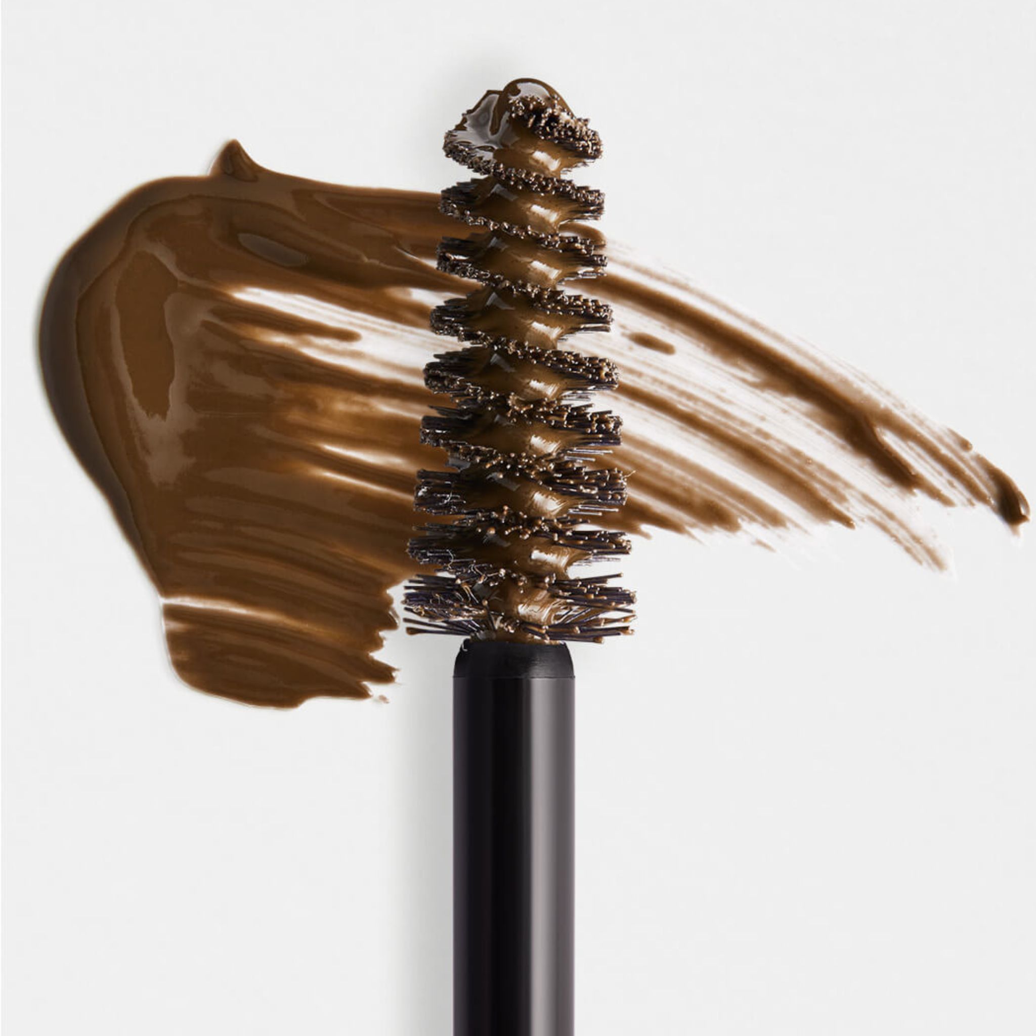 Brosse applicateur avec texture gel marron pour sourcils.