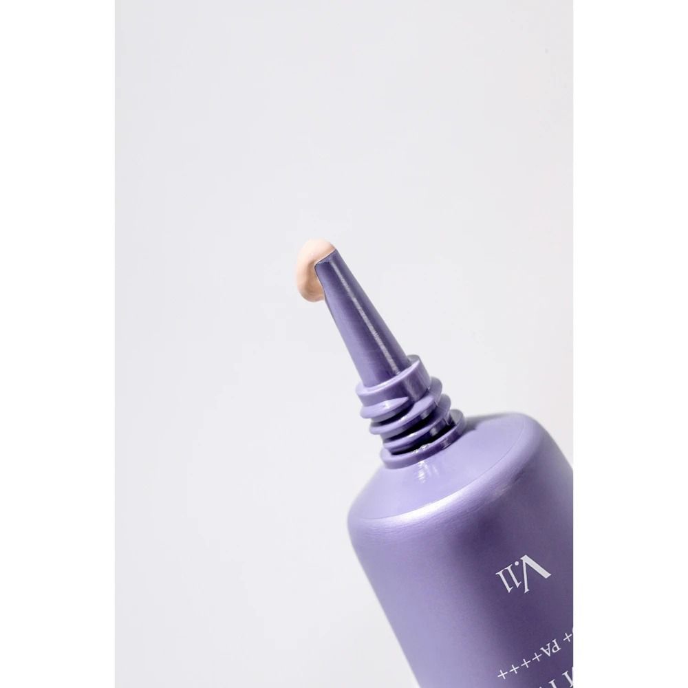 Paarse tube, product komt eruit. Opschrift: V.11, SPF50+ PA++++.