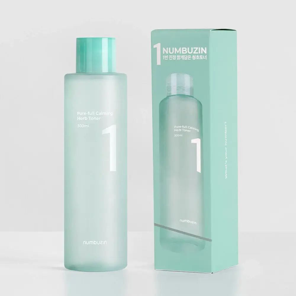 Flacon de toner et emballage. Inscription: Pure-full Calming Herb Toner, 1. Emballage turquoise avec image du produit.