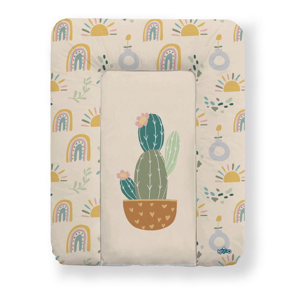 Zacht aankleedkussen met cactusmotief. Beige met regenboog- en zonnemotieven. Rechthoekig met afgeronde hoeken. Cactusillustratie in het midden.