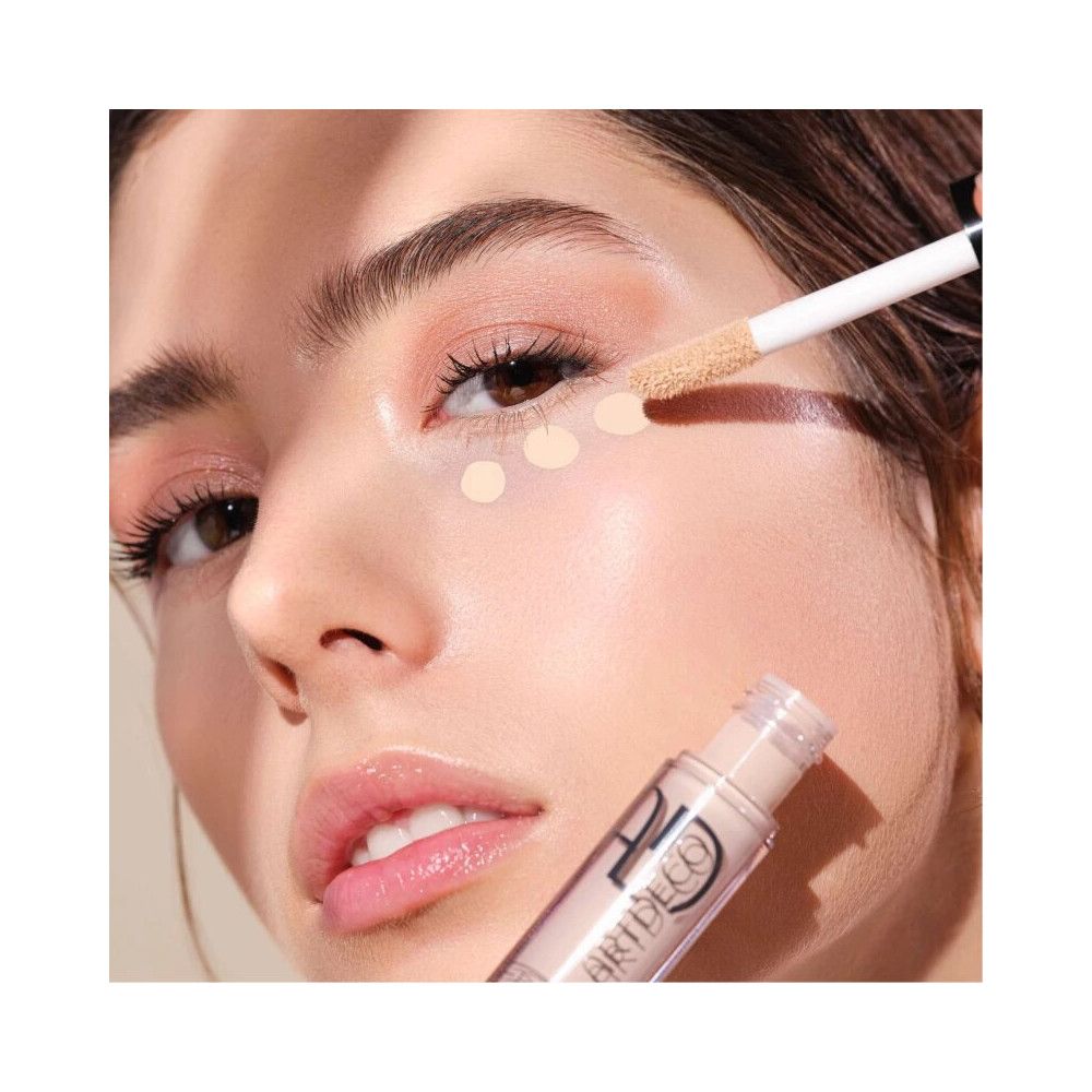 ARTDECO Concealer Fluid Camouflage appliqué sur la peau sous l'œil.