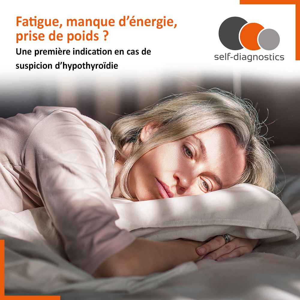 Femme allongée sur un lit, tête sur un oreiller. Texte : Fatigue, prise de poids ? Première indication.