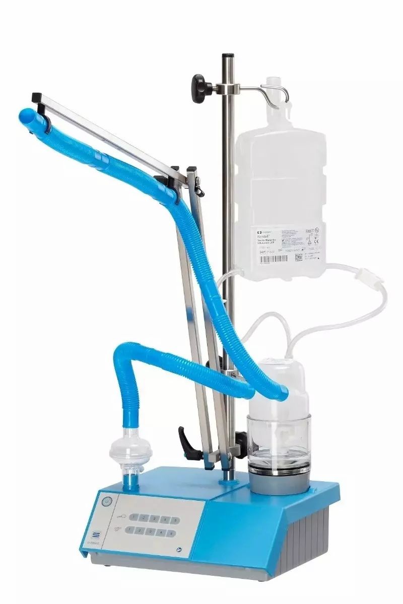 Nébuliseur à ultrasons avec base bleue, réservoir d'eau, tuyaux flexibles et panneau de commande.