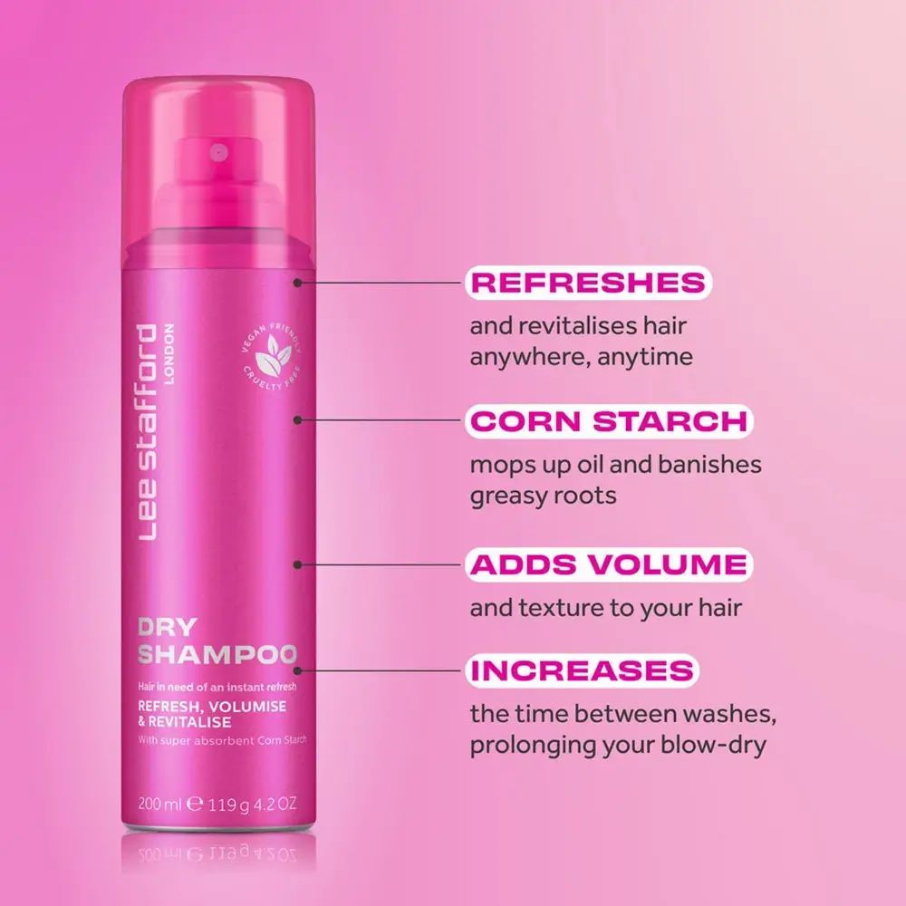 Roze Lee Stafford London Dry Shampoo fles. Tekst: Refreshes, Corn Starch, Adds Volume, Increases. Vegan, dierproefvrij. 200ml.