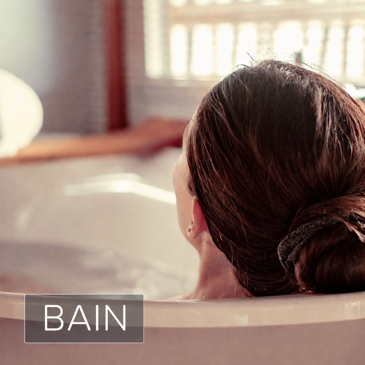 Femme se relaxant dans une baignoire avec de la mousse.