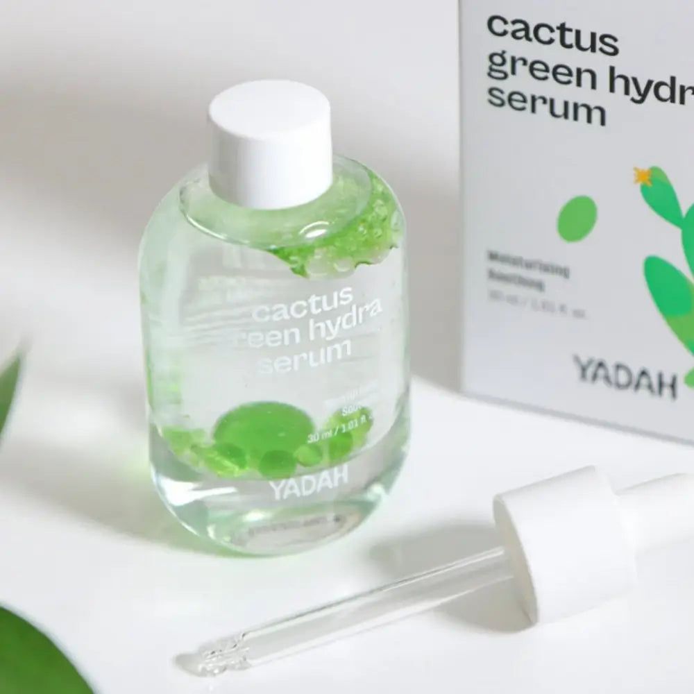 Transparante fles met witte dop en pipet. Bevat groene bolletjes en vloeistof. Opschrift: YADAH Kaktus Green Hydra Serum.