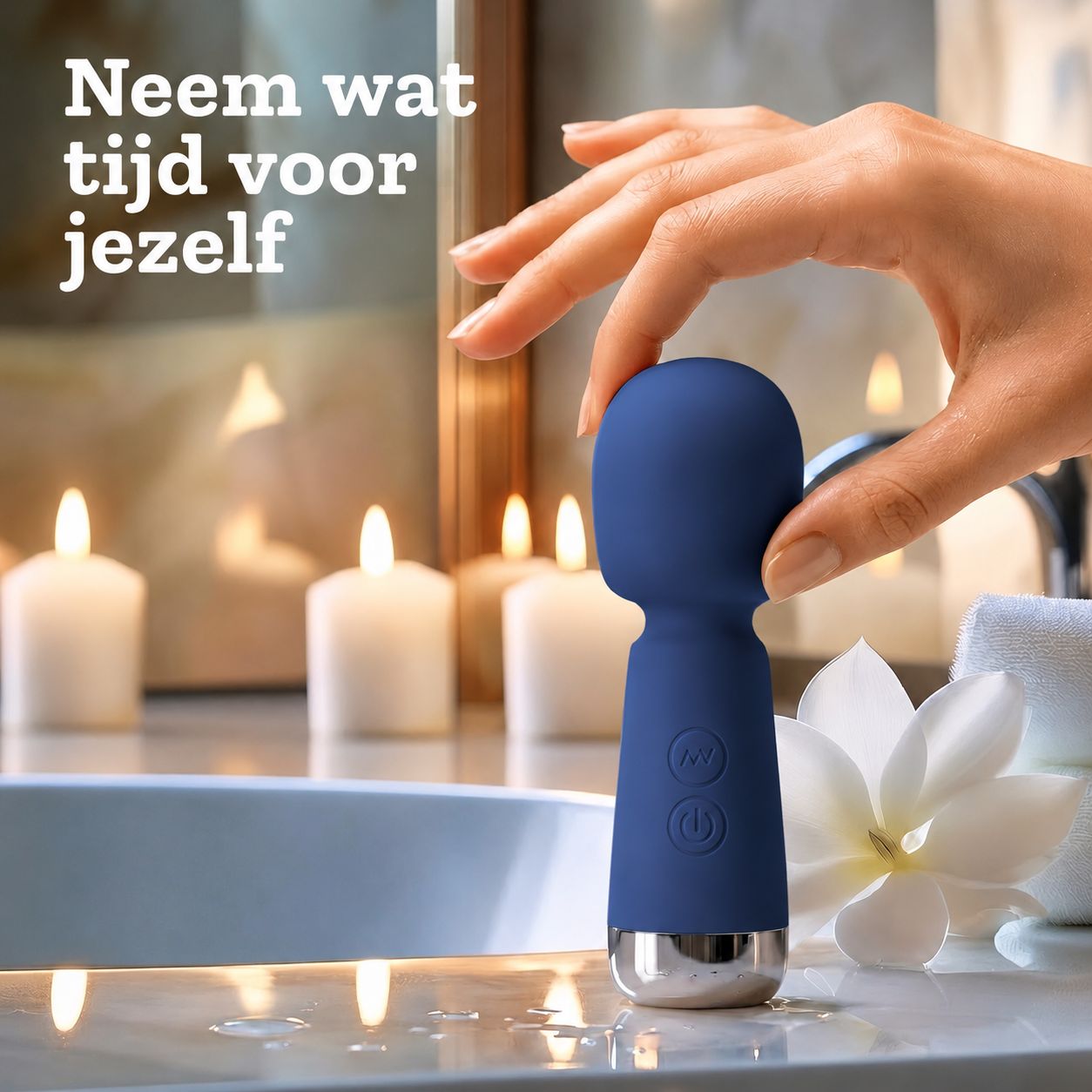 Donkerblauwe massage-stick met zilveren voet en twee bedieningsknoppen.