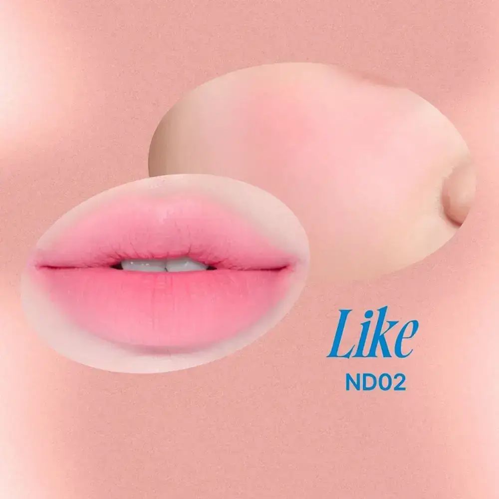 Lippen en wangen met roze tint. Tekst: Like, ND02. Achtergrond: huid. Lippen en wangen in ovale vorm.