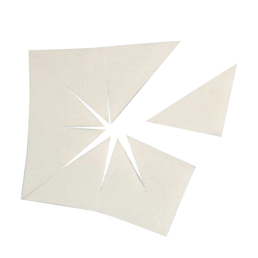 Plusieurs éponges de maquillage triangulaires. Certaines sont séparées du corps principal.