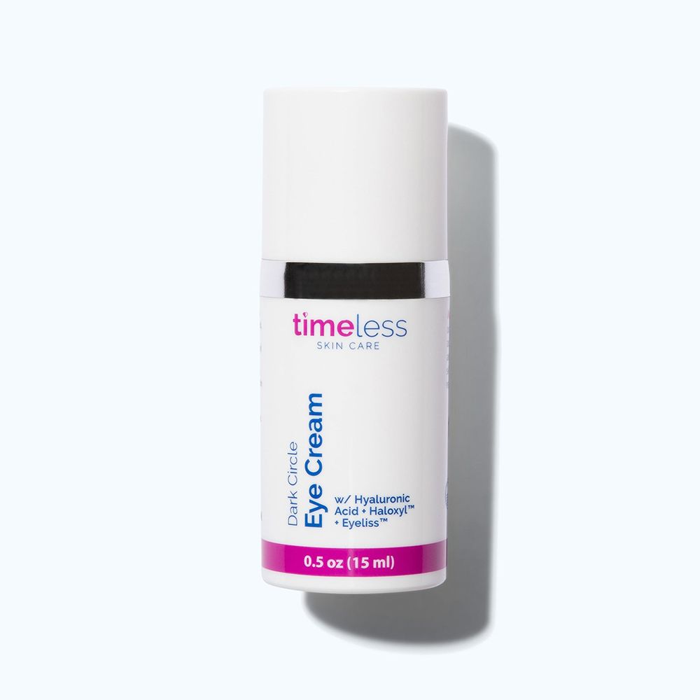 Witte fles met zilveren ring en dop. Opschrift: TIMELESS SKIN CARE, Dark Circle Eye Cream, 0.5 oz (15 ml).