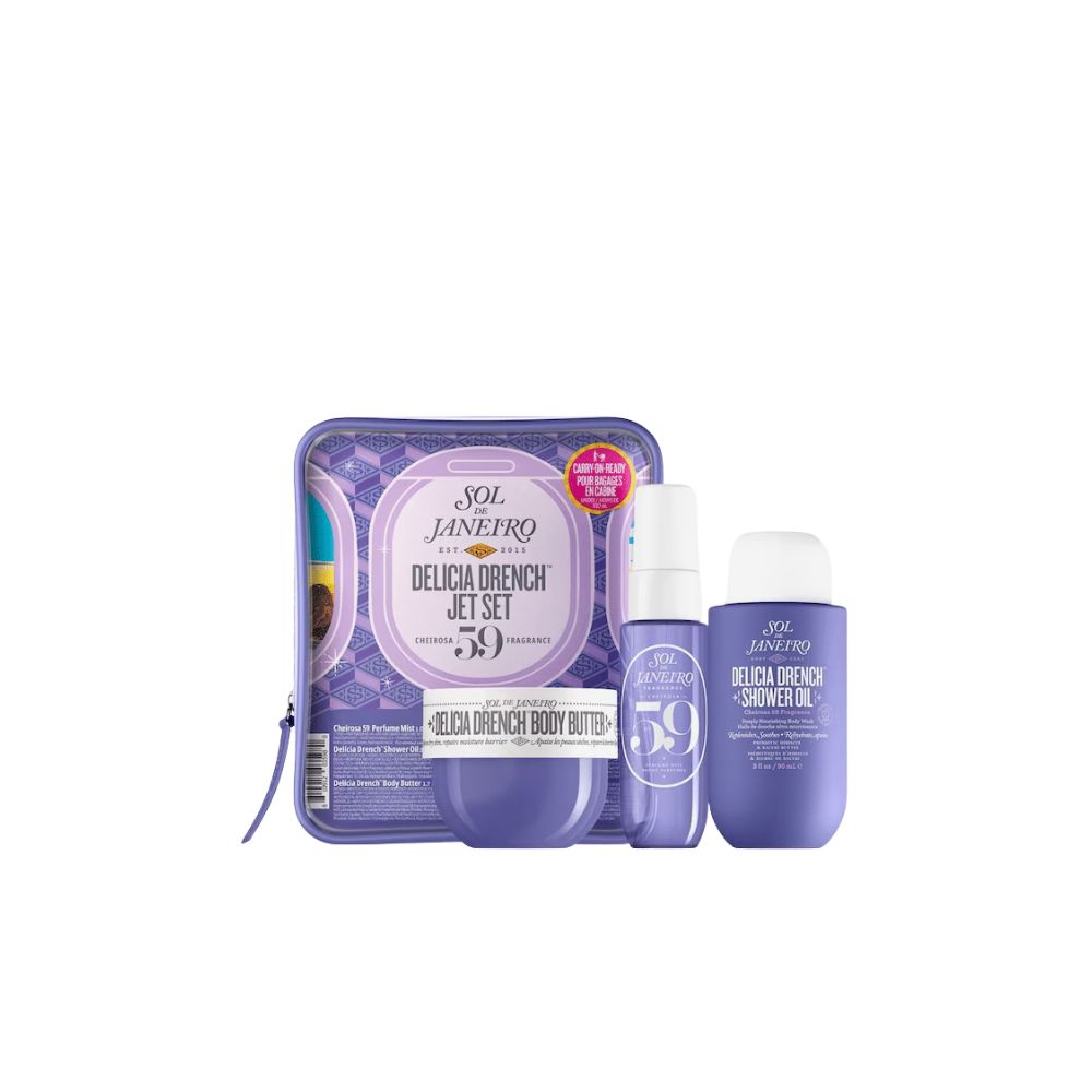 Sol de Janeiro Delicia Drench Jet Set. Trousse lilas avec produits : beurre corporel, huile de douche, spray. Texte : 59, Delicia Drench.