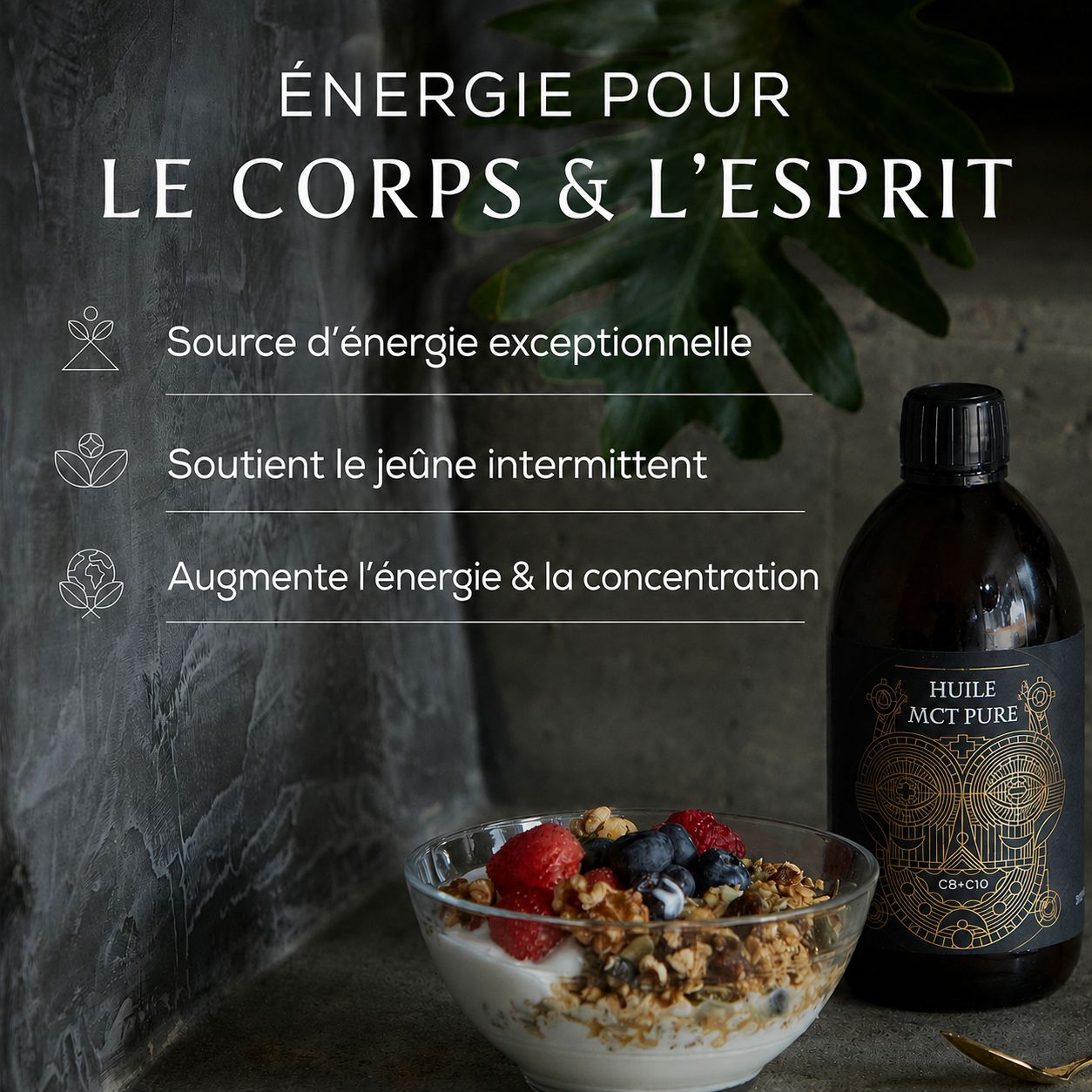 Bouteille brune d'huile MCT à côté d'un bol de granola avec des baies.