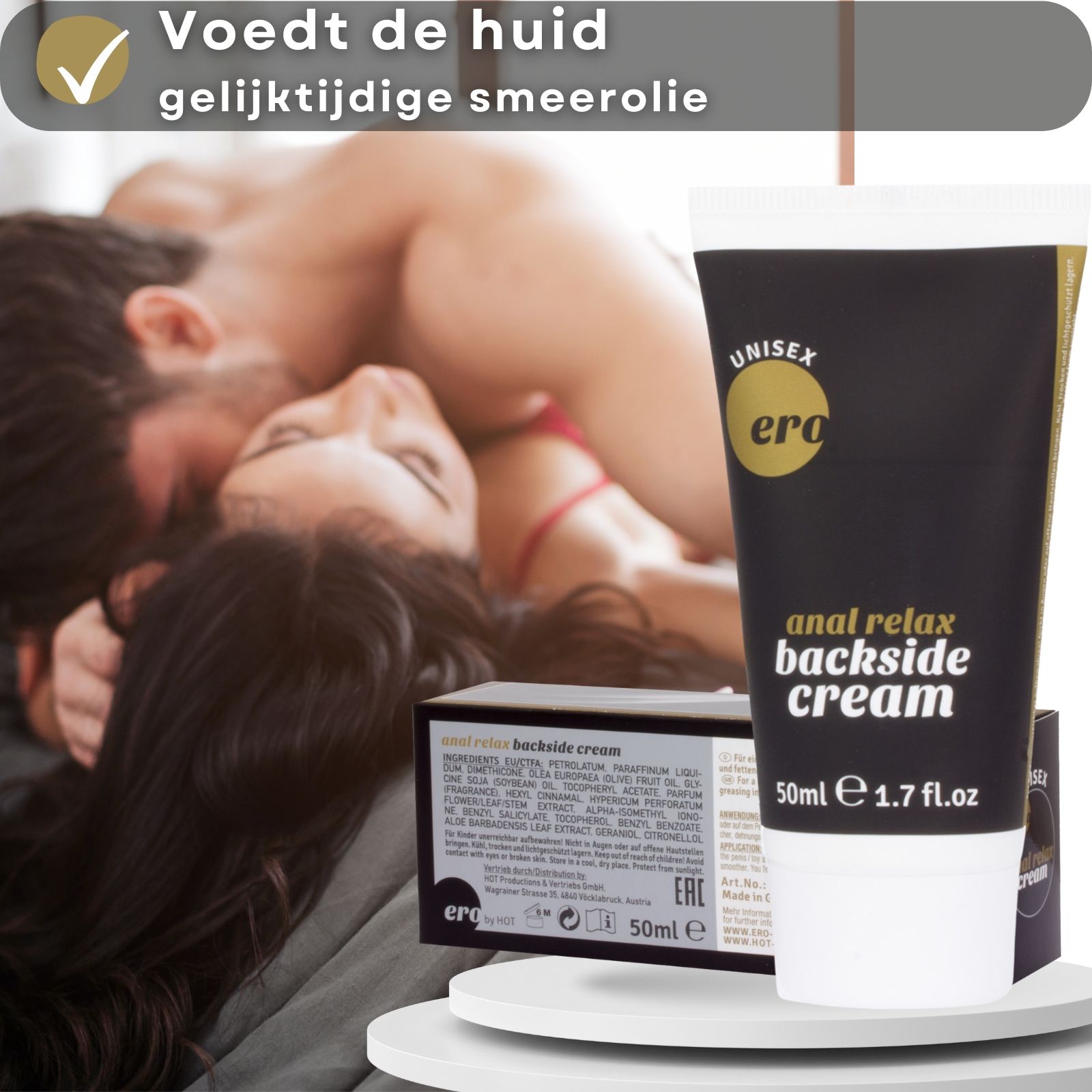 Crèmetube en tekst. Opschrift: "Ero", "anal relax backside cream". Zwarte tube, gouden tekst. Paar op de achtergrond.
