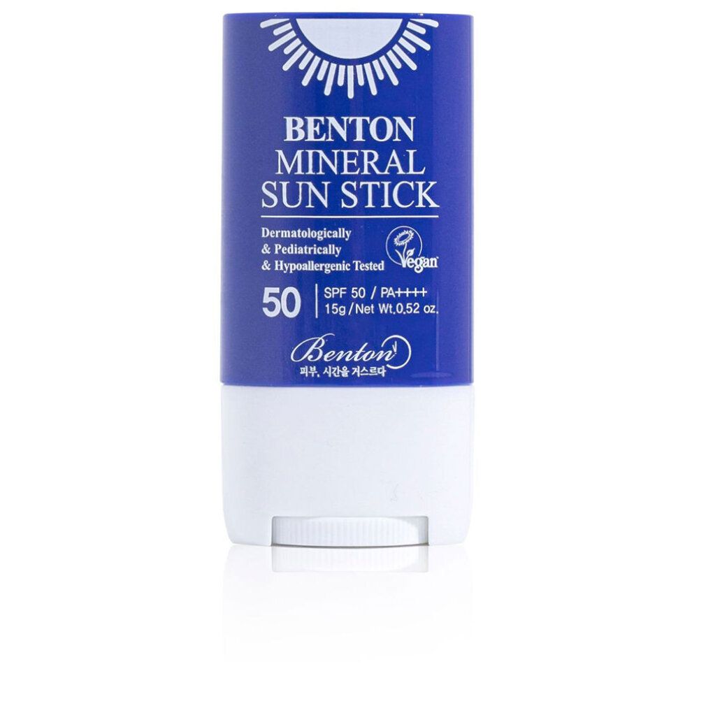 Blauwe, cilindrische zonnestick met witte basis. Opschrift: BENTON MINERAL SUN STICK, SPF 50+/PA++++. Vegan-label.