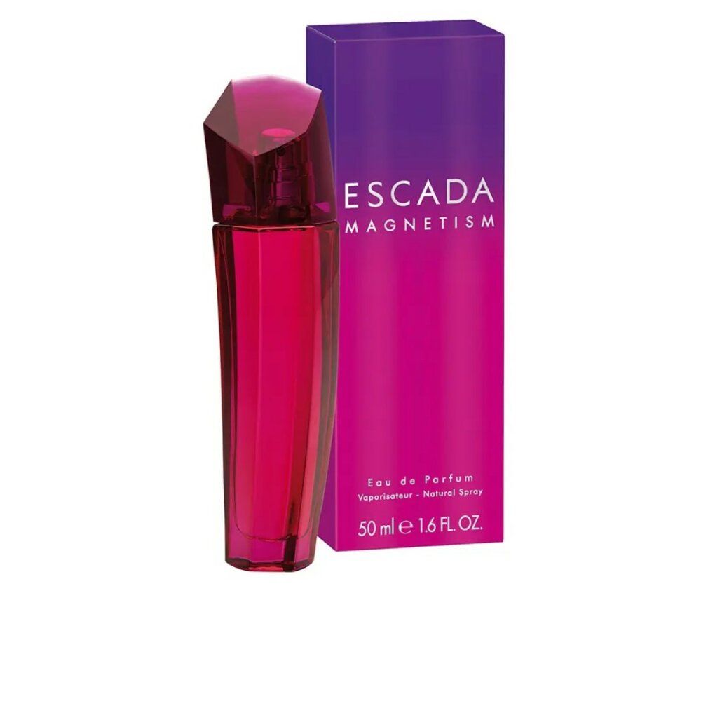 Rode fles en verpakking. Op de verpakking staat 'Escada Magnetism'. Fles en verpakking staan naast elkaar. Witte achtergrond.