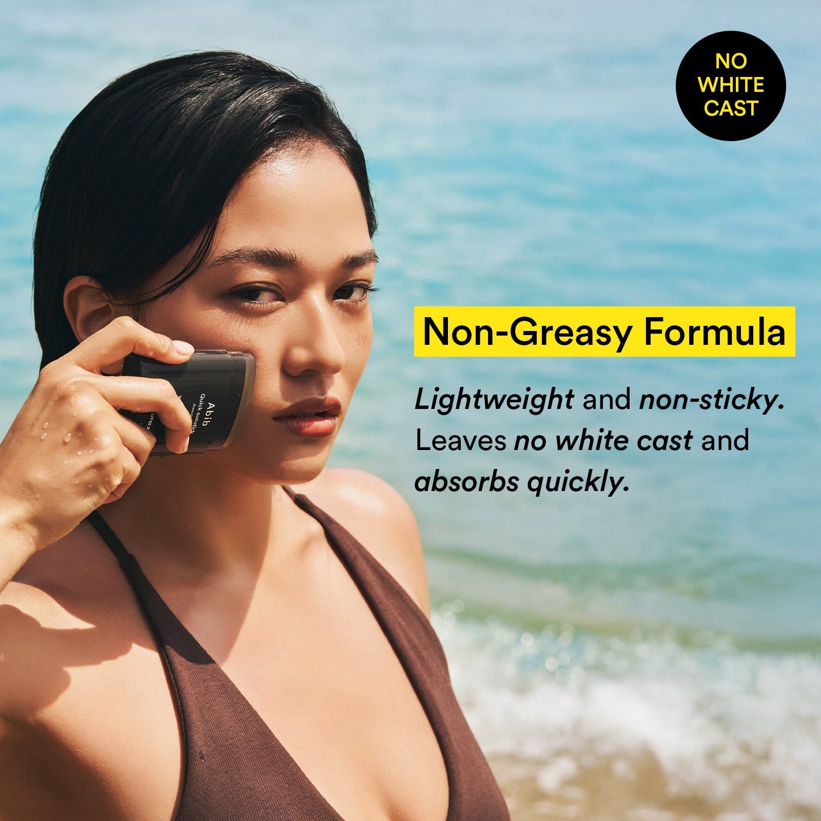 Vrouw met ABIB Quick Sunstick Protection Bar SPF50+ PA++++ op het strand, "Non-Greasy Formula".