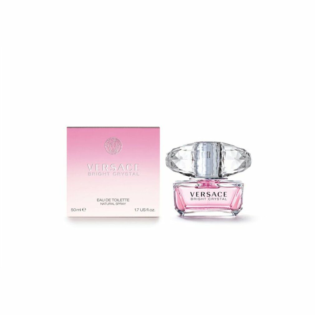 Versace Bright Crystal Eau de Toilette Spray. Roze fles met kristallen dop en roze verpakking. Tekst: Versace, Bright Crystal.