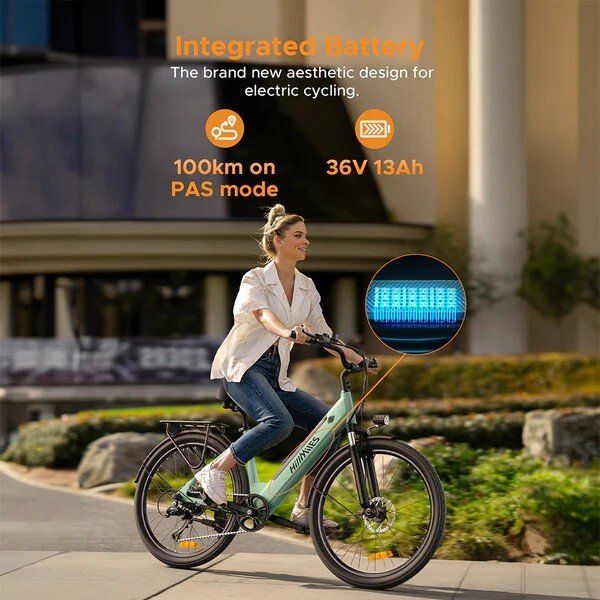 Femme faisant du vélo électrique vert. Batterie intégrée, 100 km d'autonomie, 36V 13Ah.