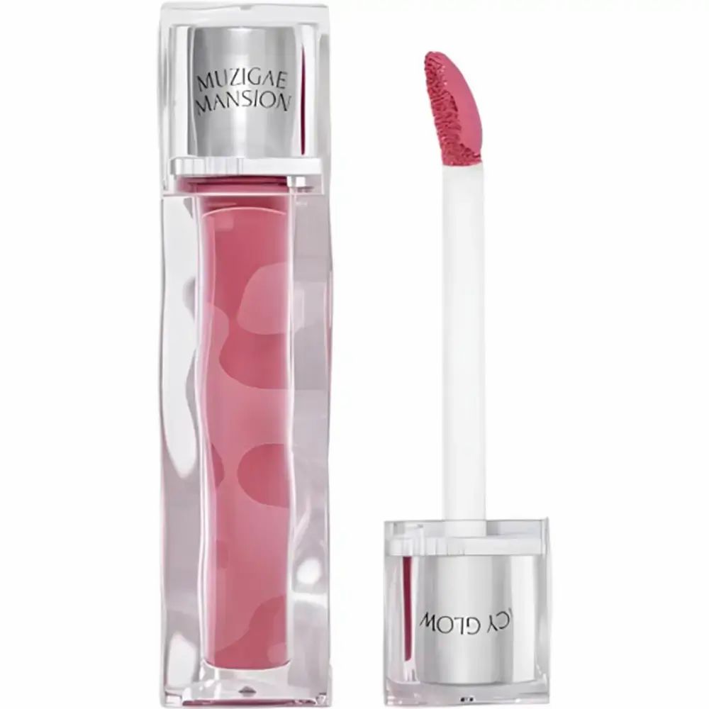 Lip tint met applicator. Transparante, rechthoekige fles met roze inhoud. Dop met opschrift MUZIGAE MANSION. Applicator met roze punt.