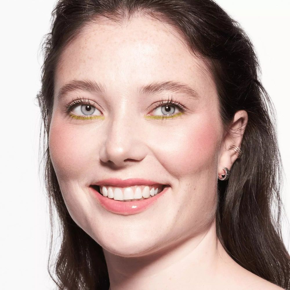 Portrait d'une femme avec du khôl vert sur les paupières.