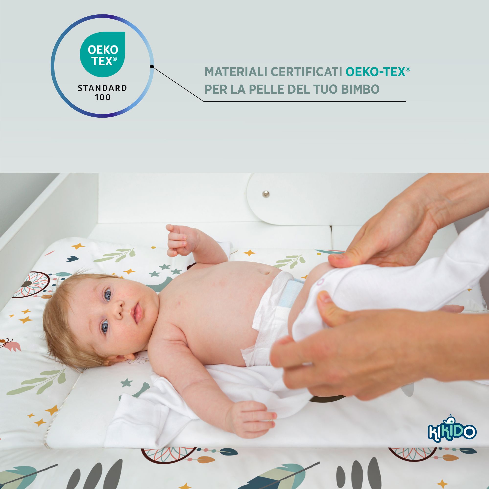 Baby op verschoonkussen. Tekst: OEKO-TEX® Standard 100. Materialen gecertificeerd OEKO-TEX® voor de huid van je baby.