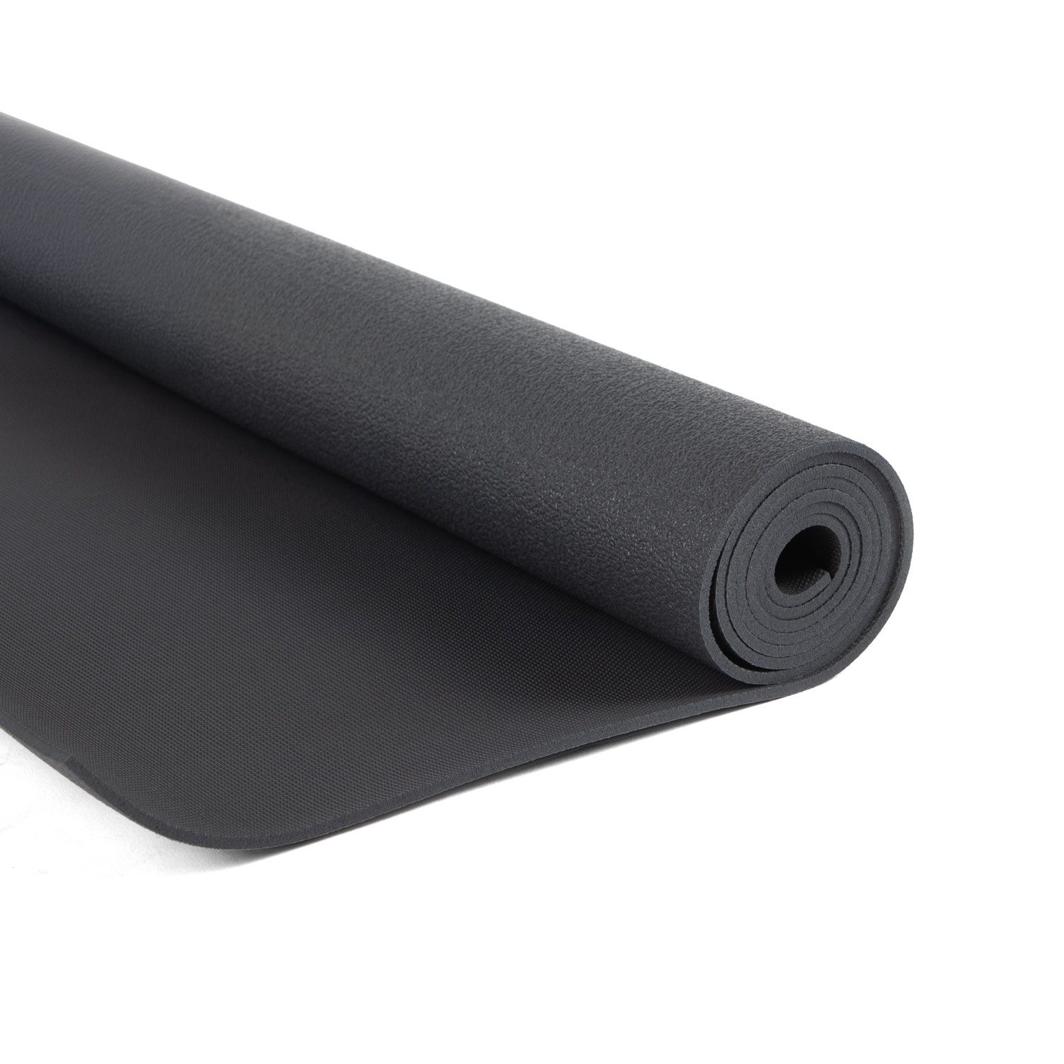 Opgrolde donkergrijze yogamat. Detailweergave op witte achtergrond.