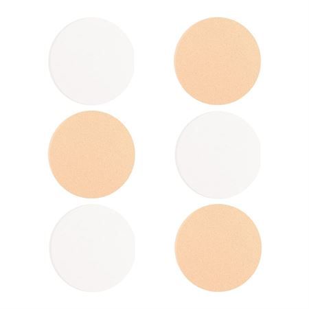 Six éponges de maquillage rondes, disposées en alternance blanc et beige.