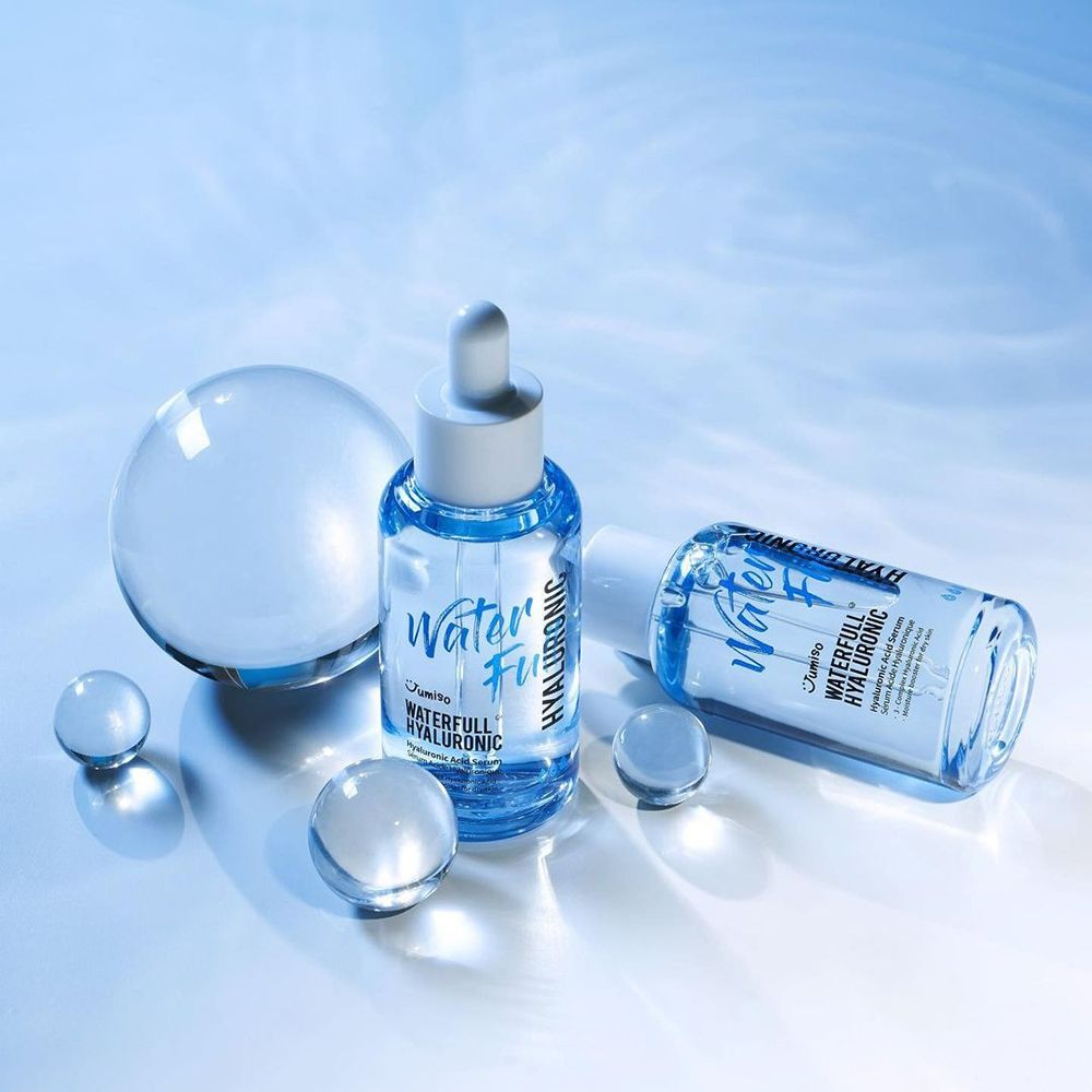 Twee serumflesjes en transparante bollen. Opschrift: Waterfull Hyaluronic. Eén flesje ligt.