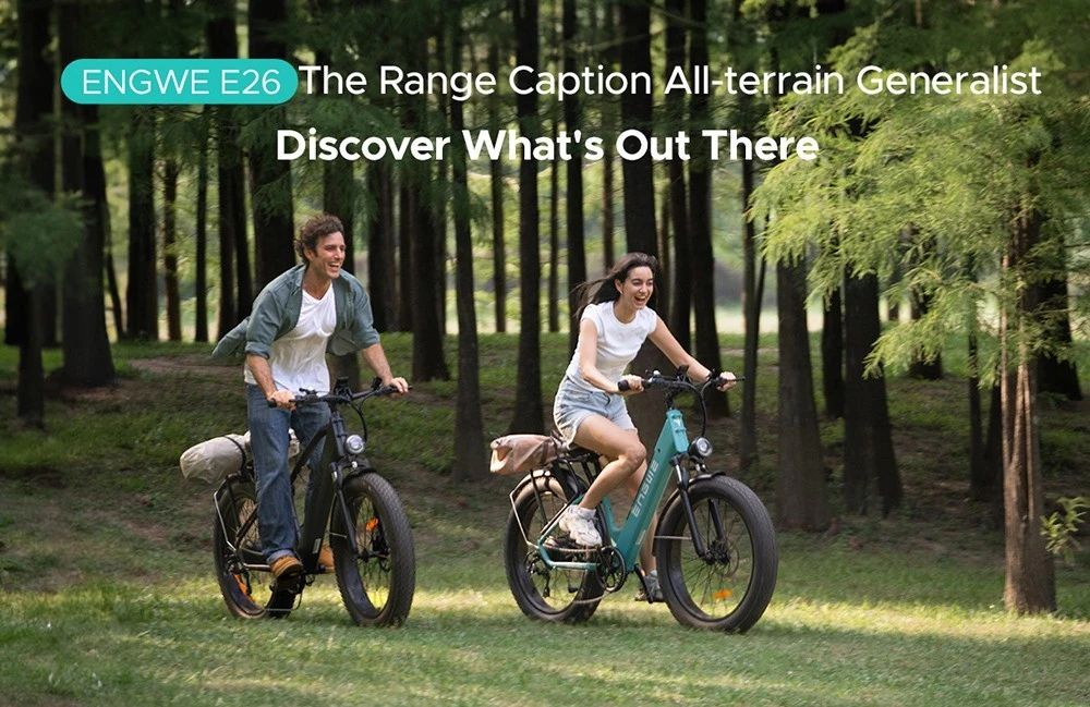 Twee personen fietsen op e-bikes door een bos. Merk ENGWE.