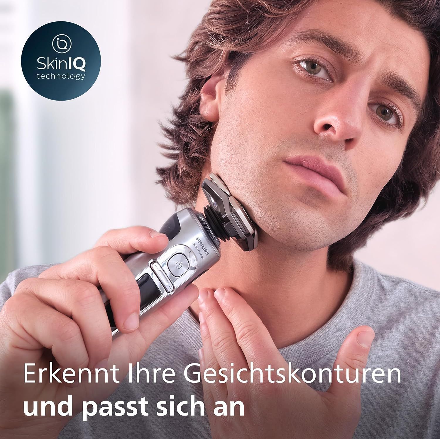 Homme se rasant le cou. Rasoir en cours d'utilisation. Logo Technologie SkinIQ.