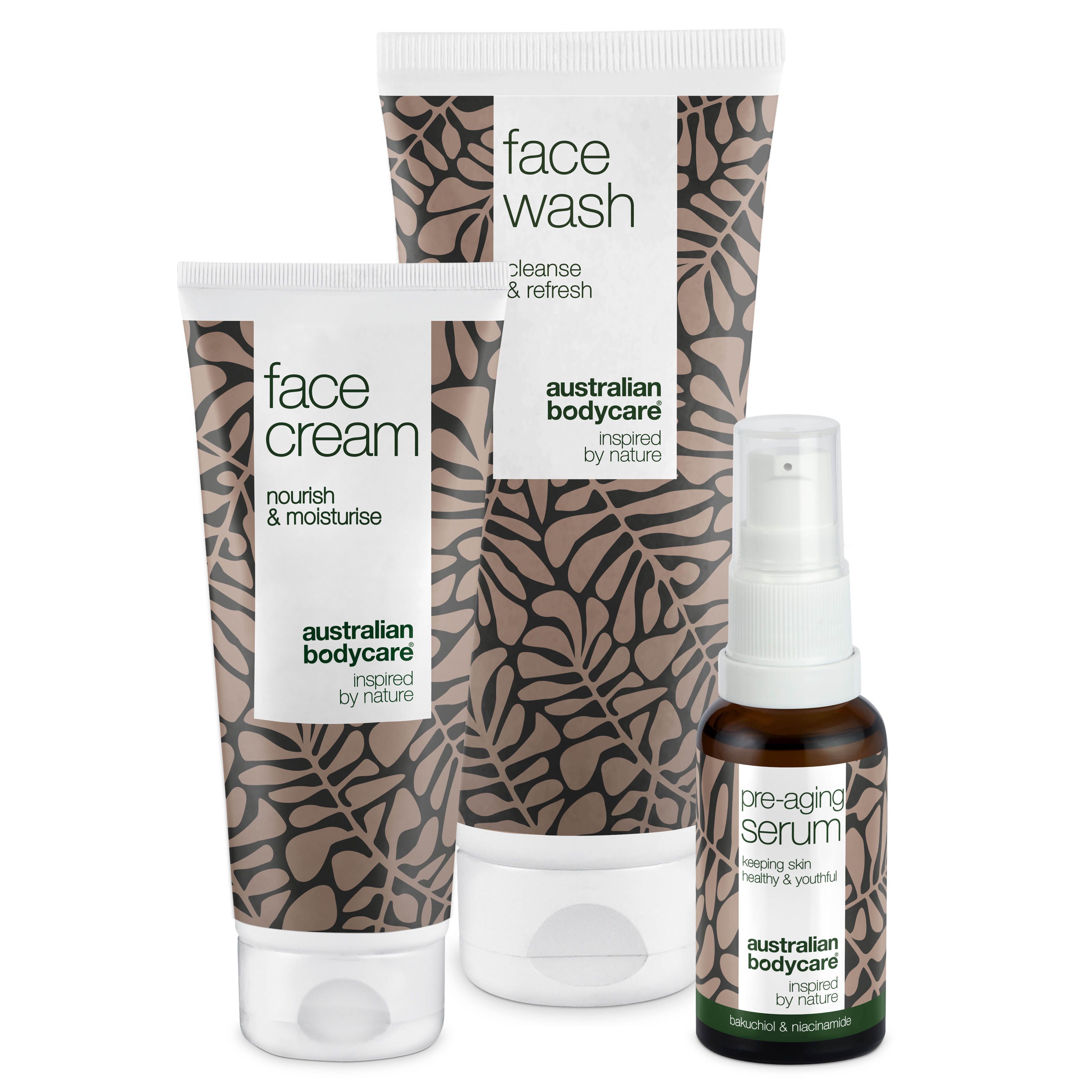 Trois produits : Face Wash, Face Cream et Pre-Aging Serum. Tous imprimés de feuilles marron sur fond blanc.