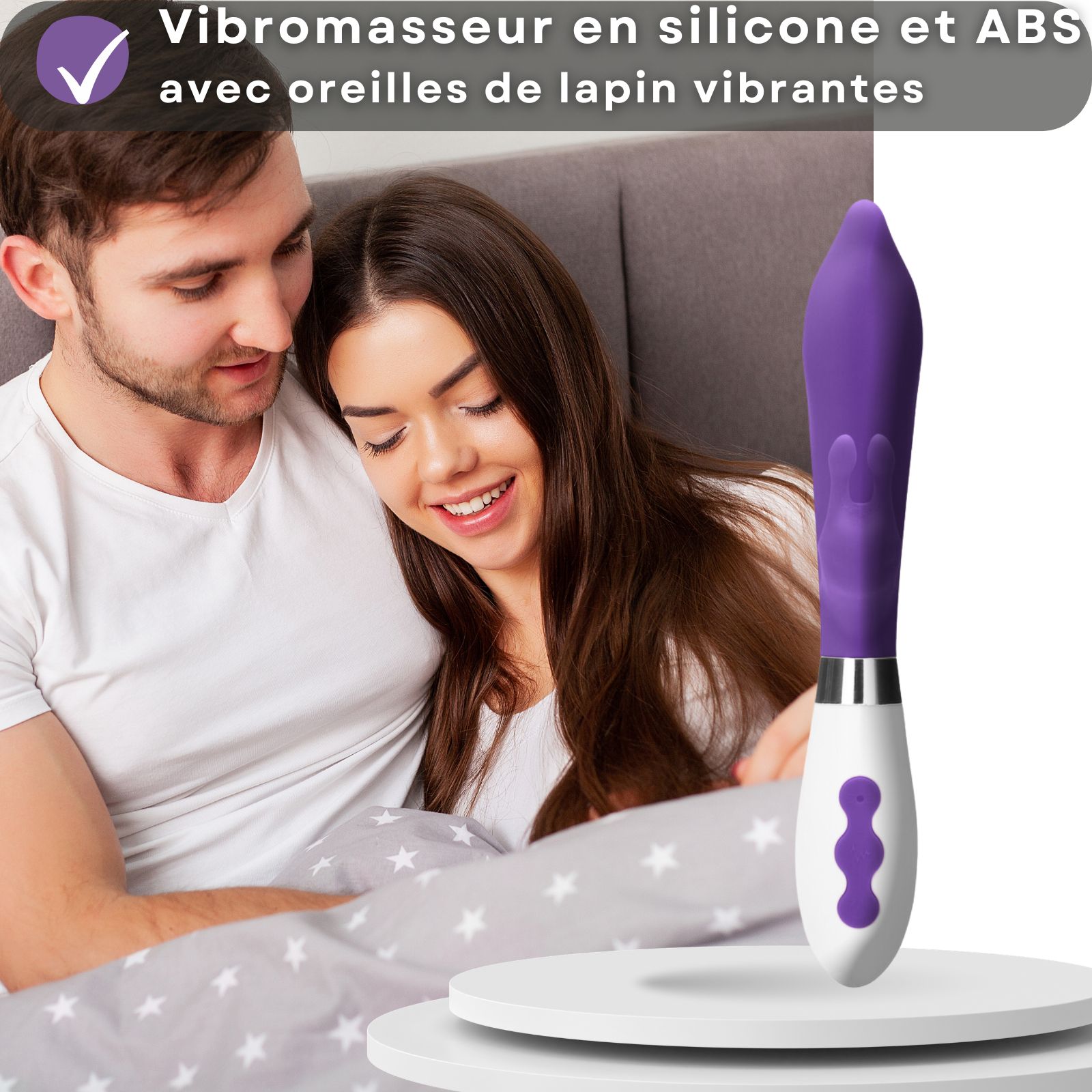 Vibrateur violet avec oreilles de lapin. Silicone et ABS. Couple en arrière-plan. Sur socle.