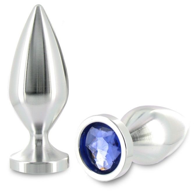 Deux plugs anaux métalliques. L'un est debout, l'autre est couché. L'un a un cristal bleu.