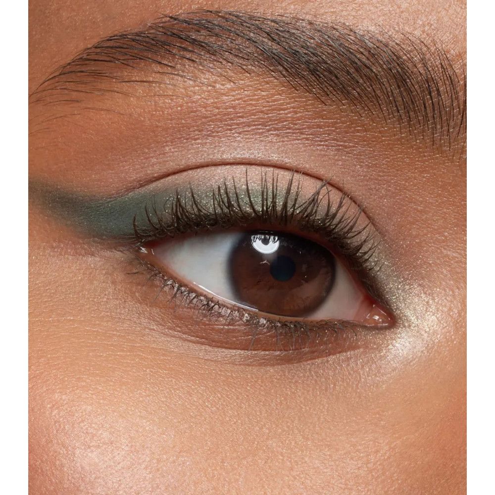 Oog met mascara. Groene oogschaduw. Bruine oogkleur.