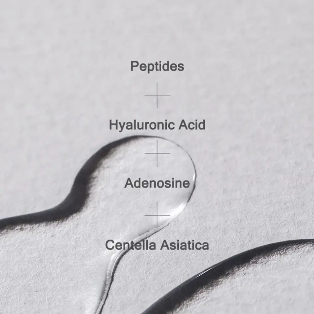 Close-up van druppels. Opschrift: Peptides, Hyaluronic Acid, Adenosine, Centella Asiatica.