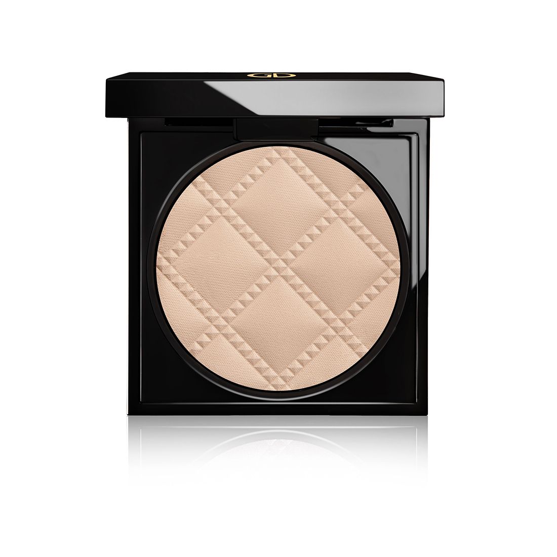 Poudre compacte dans un étui noir. Surface de poudre ronde avec motif en relief. Couvercle noir avec détail doré.