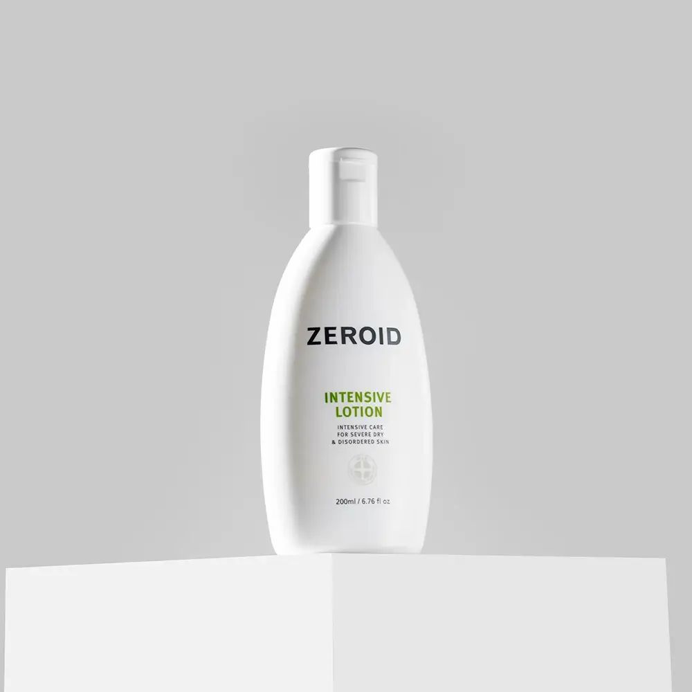 Flacon blanc de ZEROID Intensive Lotion sur socle blanc. Texte vert : Intensive Lotion.