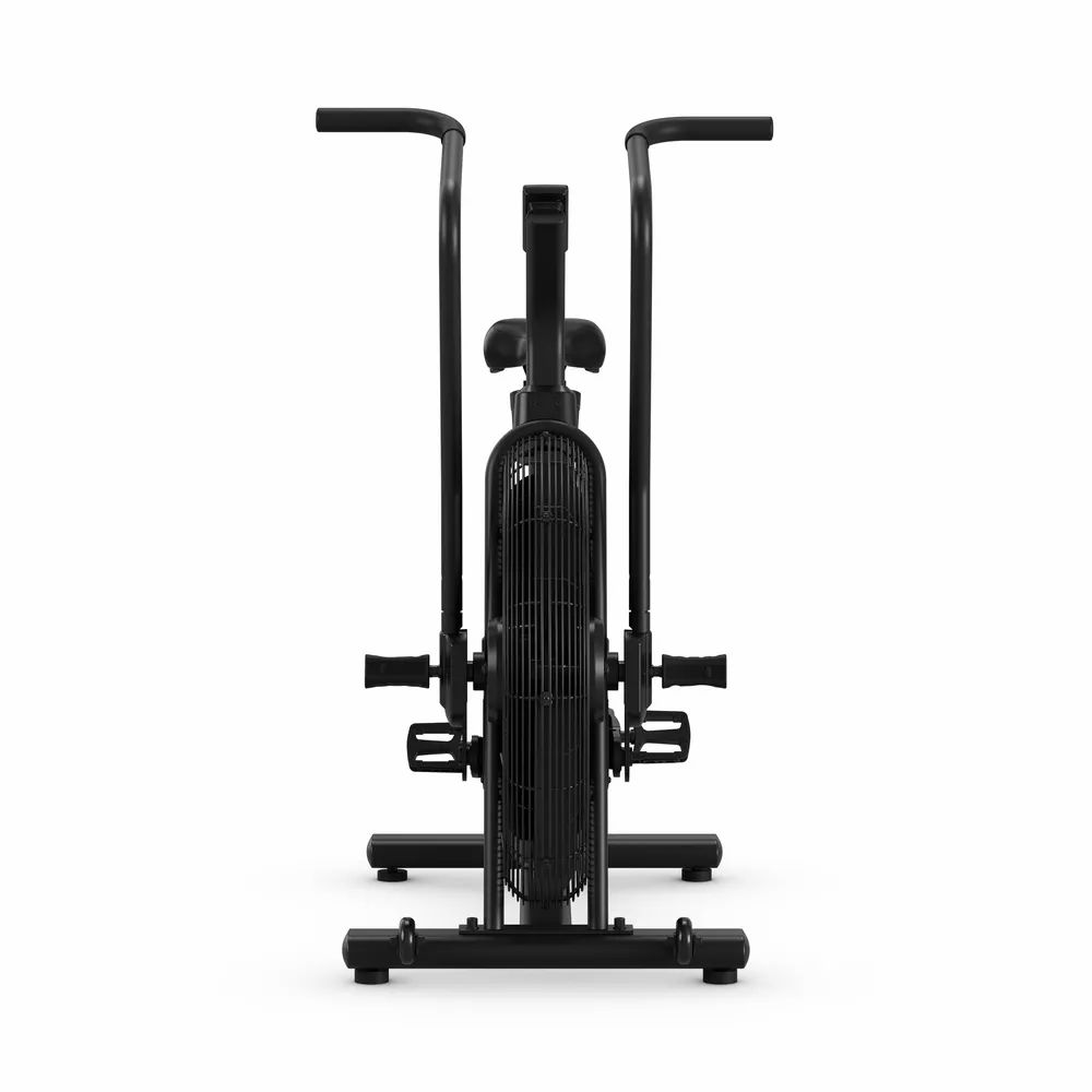 Zwarte airbike van voren. Stuur, pedalen en ventilatorwiel zichtbaar. Fitnessapparaat.