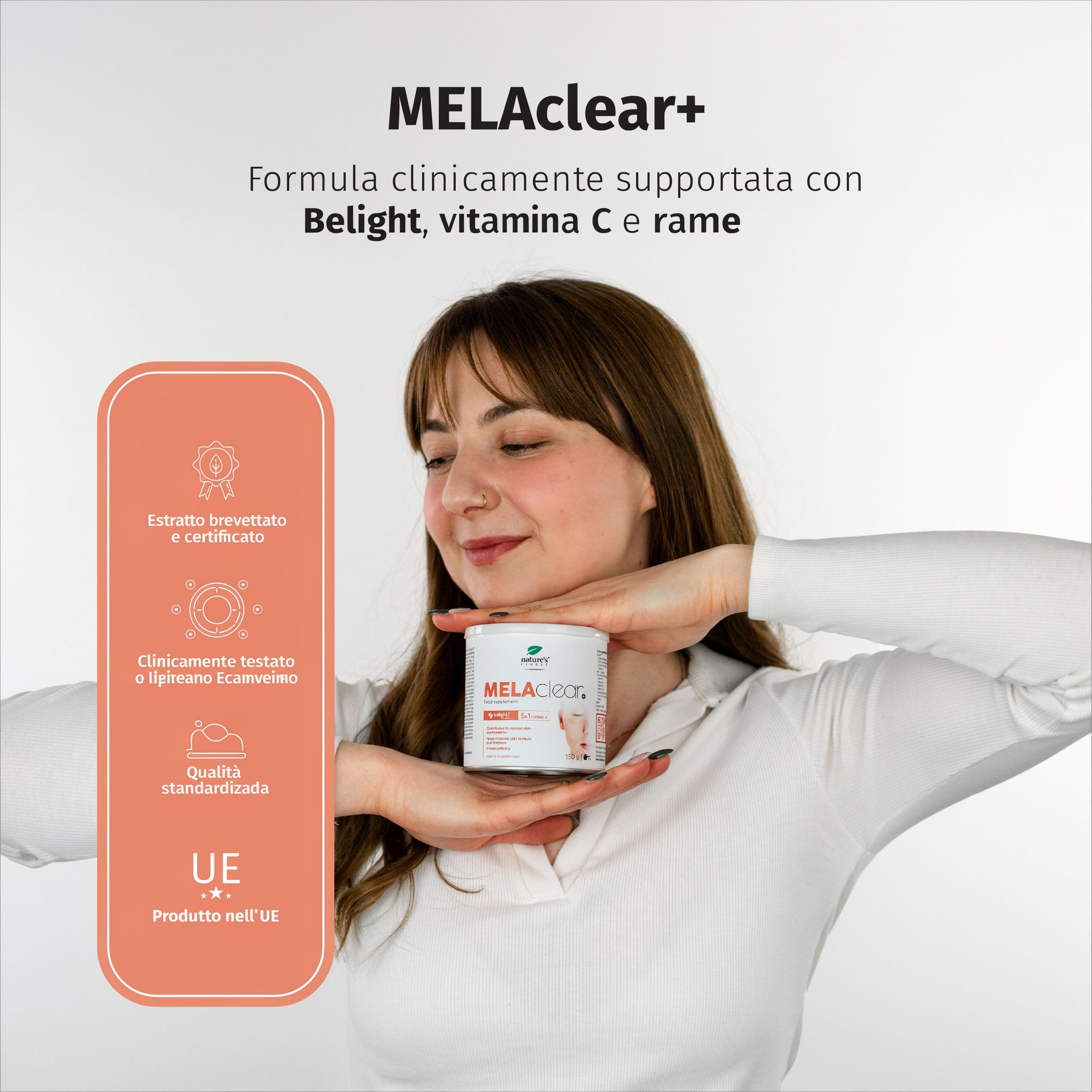 Vrouw houdt MELAclear+ blik vast met info over gepatenteerd extract, klinische test en EU-kwaliteit.