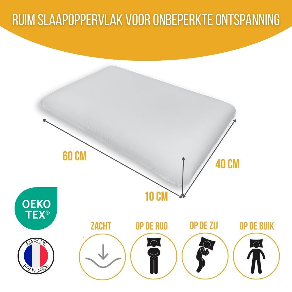 Wit kussen met tekst. Afmetingen: 60x40x10 cm. Oeko-Tex certificering. Franse vlag.