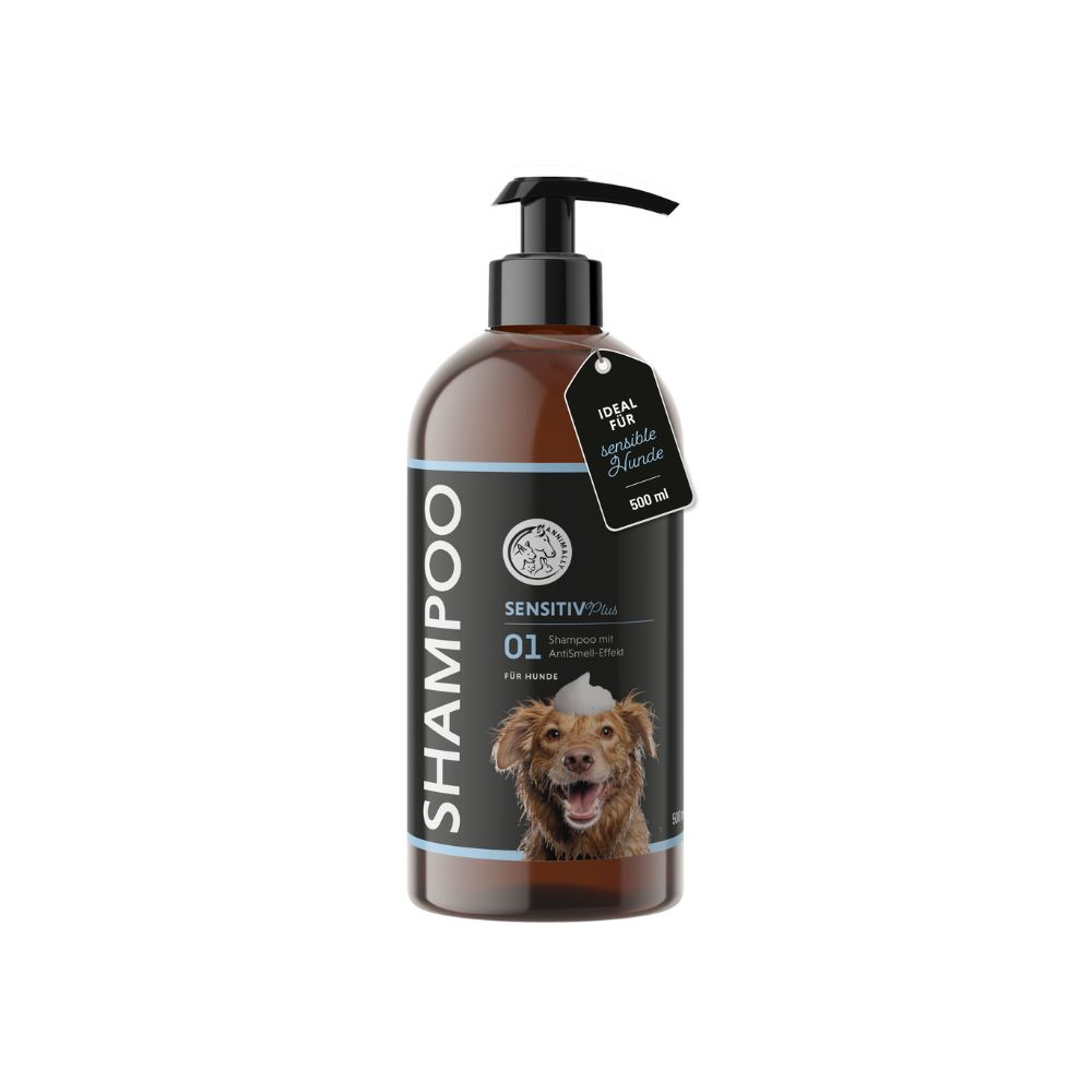 Flacon de shampooing marron avec pompe noire. Inscriptions: SHAMPOO, SENSTIV Plus 01, idéal pour chiens sensibles. Étiquette.