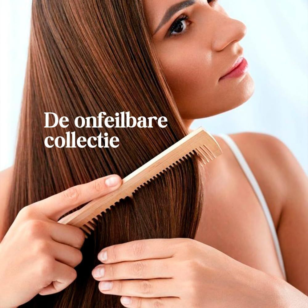 Een vrouw kamt haar lange, bruine haar met een houten kam.