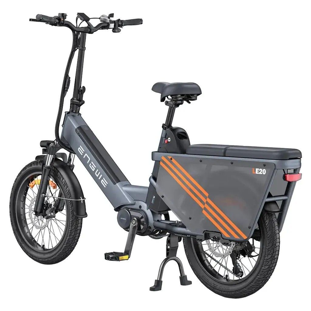 Grijze e-bike met bagagedrager. Oranje strepen aan de zijkant. Zwarte banden en zadel. Merk ENGWE.
