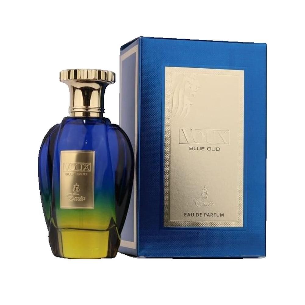 Flacon de parfum bleu-jaune avec bouchon doré et boîte bleue. Inscription : Voux Blue Oud Eau de Parfum.