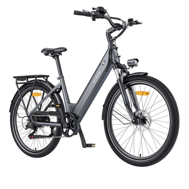 Vélo électrique gris avec porte-bagages, garde-boue et phare. Marque ENGWE.