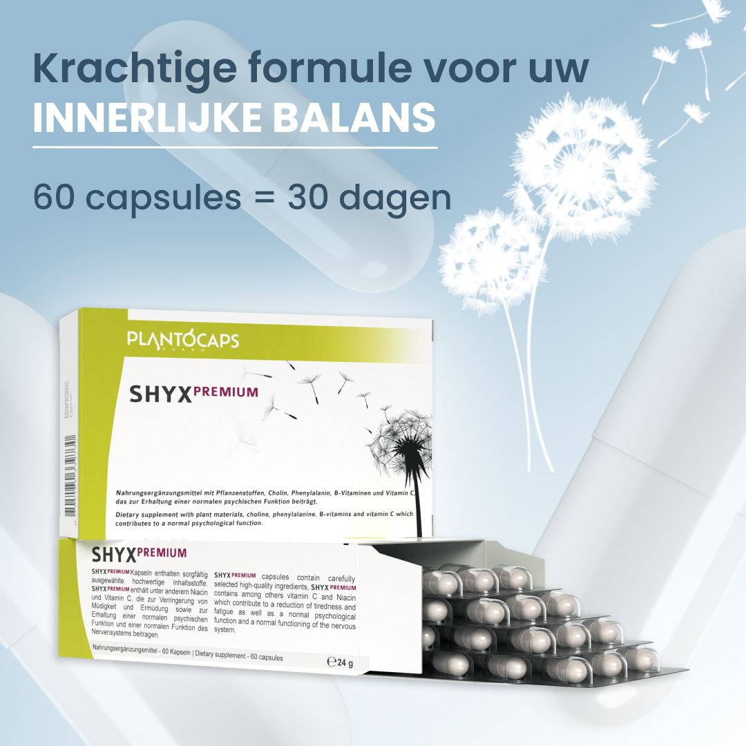 Vrouw strekt zich uit aan bureau. Tekst: Stress omlaag, energie omhoog. PlantoCaps SHYX PREMIUM.