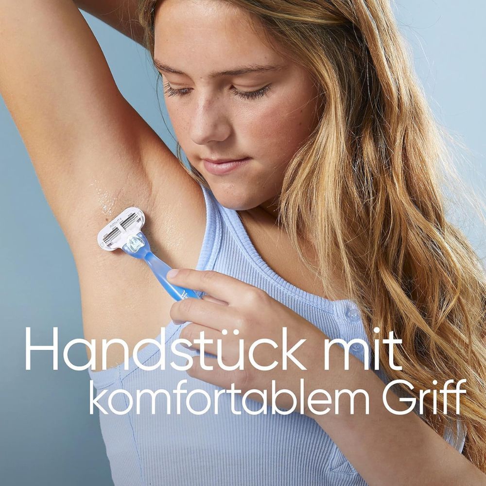 Vrouw scheert oksel met blauw-wit scheermes. Tekst: Handvat ontworpen voor een comfortabele grip.